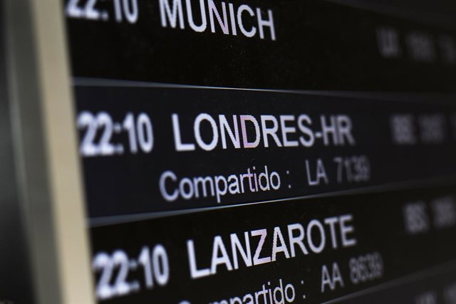 Archivo - Un panel que anuncia la llegada de un vuelo de Londres, en la terminal T4 del Aeropuerto Adolfo Suárez Madrid-Barajas, a 21 de mayo de 2021.  