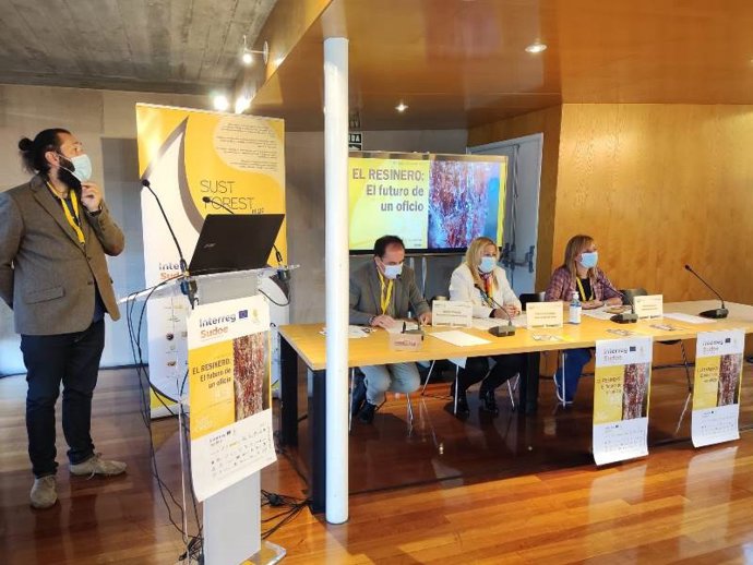Pablo Sabín (i), y en la mesa Benito Serrano, Yolanda de Gregorio y Yolanda Santos. Inauguración de las jornadas 'El Resinero: el futuro de un oficio' en Soria.