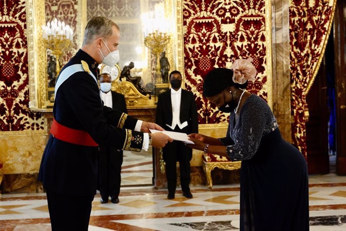El Rey Felipe VI recibe las cartas credenciales de la nueva embajadora de Mozambique en España,  Manuela Dos Santos Lucas