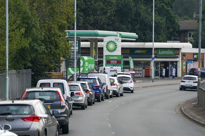 26 September 2021, United Kingdom, Bracknell: Cars queue for fuel at a BP petrol station in Bracknell, Berkshire. Some BP petrol stations were temporarily closed due to a fuel shortage because of the crisis of lorry drivers shortage in the UK. Photo: St