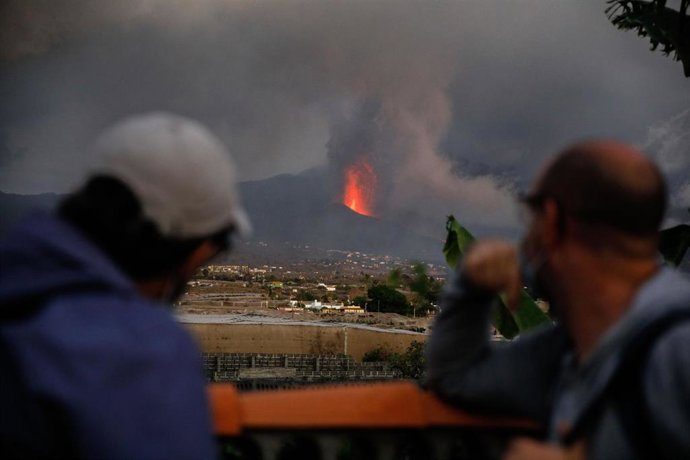 El volcán de Cumbre Vieja, al atardecer, a 23 de septiembre de 2021, en El Paso, La Palma, Islas Canarias (España). La lava que sale del volcán de 'Cumbre Vieja', en El Paso (La Palma), ha cubierto desde que comenzó la erupción este domingo, 19 de sep