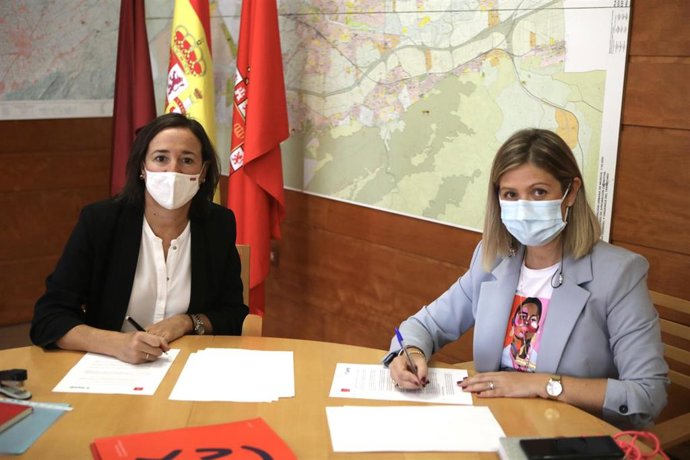La concejala de Vivienda, Paqui Pérez, y la directora de Gestión de Vivienda Asequible y Social de la Sociedad de Gestión de Activos Procedentes de la Reestructuración Bancaria (Sareb), Ana Múgica, suscriben el convenio