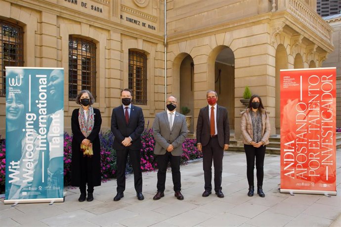 El consejero Cigudosa acompañado por los rectores de la UPNA y de la UN, Ramón Gonzalo y Alfonso Sánchez y por las directoras generales Ana Burusko y Agurtzane Martínez.