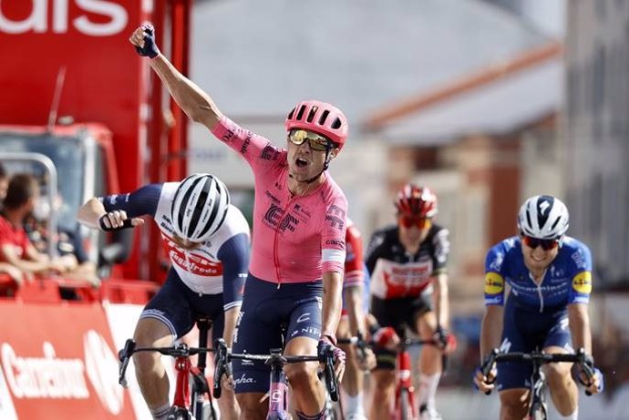 El ciclista danés Magnus Cort Nielsen (EF Education-Nippo) ha ganado este viernes la etapa 19 de La Vuelta 2021, disputada entre Tapia y Monforte de Lemos sobre 191,2 kilómetros