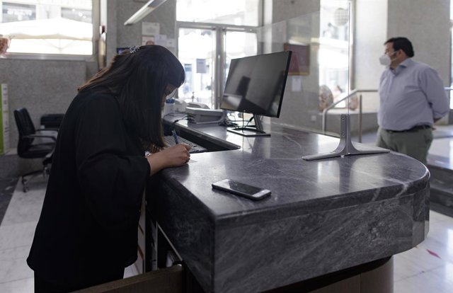 Archivo - Una trabajadora en la recepción del Hotel Europa (Calle del Carmen, 4), situado en la céntrica Puerta del Sol.  En Madrid (España), a 28 de mayo de 2020.