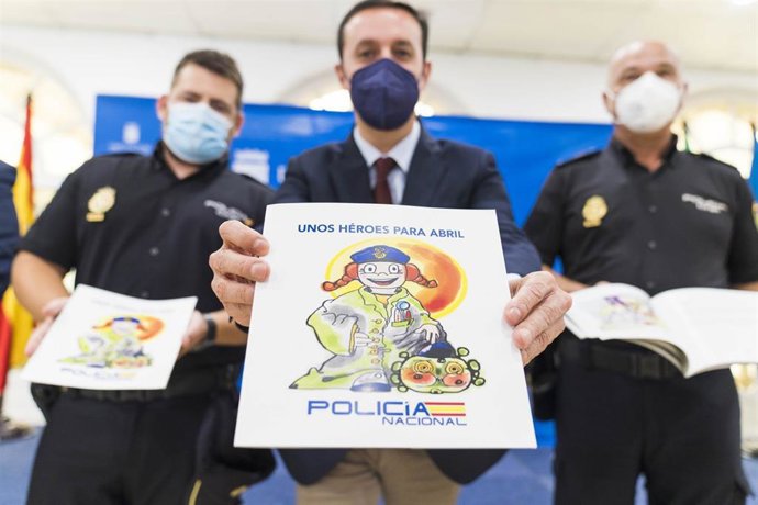 El presidente Javier Aureliano García preseneta el libro escrito por policía e impreso por la Diputación de Almería