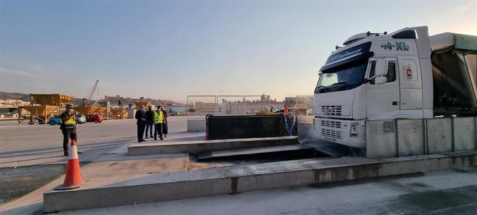 Uno de los lava-ruedas instalados en el puerto de Almería