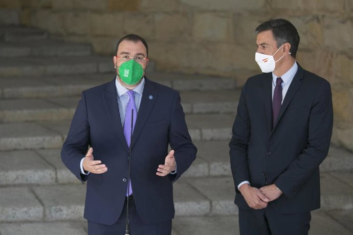 Imagen de archivo del presidente del Principado de Asturias, Adrián Barbón y el presidente del Gobierno, Pedro Sánchez