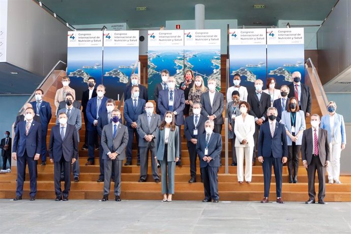 A Raíña Letizia, xunto ao ministro de Agricultura, Pesca e Alimentación, Luís Planas; o presidente da Xunta, Alberto Núñez Feijóo; o presidente de Conxemar, José Luís Freire; entre outros, antes de inaugurar o Congreso FAO-Conxemar, a 4-10-2021.