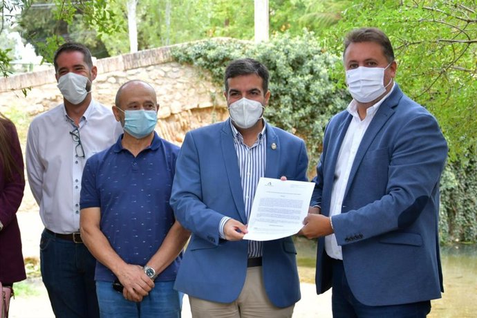 La Junta entrega al Ayuntamiento de Loja una concesión para la gestión de los cotos de Riofrío y río Genazar