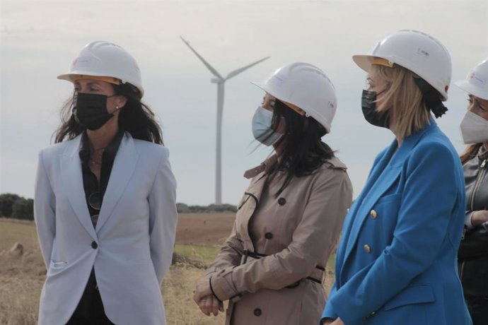 La líder de Cs, Inés Arrimadas, en un parque eólico de Castillo de Garcimuñoz.