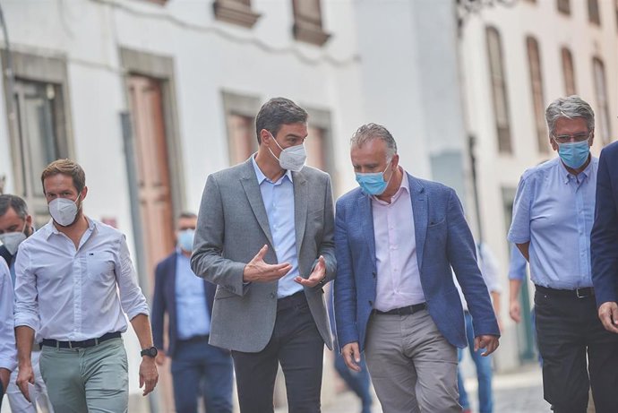 (I-D) El presidente del Cabildo de La Palma, Mariano Hernández Zapata; el presidente del Gobierno, Pedro Sánchez, y el presidente de Canarias, Ángel Víctor Torres, tras una reunión del Pevolca, en la sede del Cabildo Insular de La Palma
