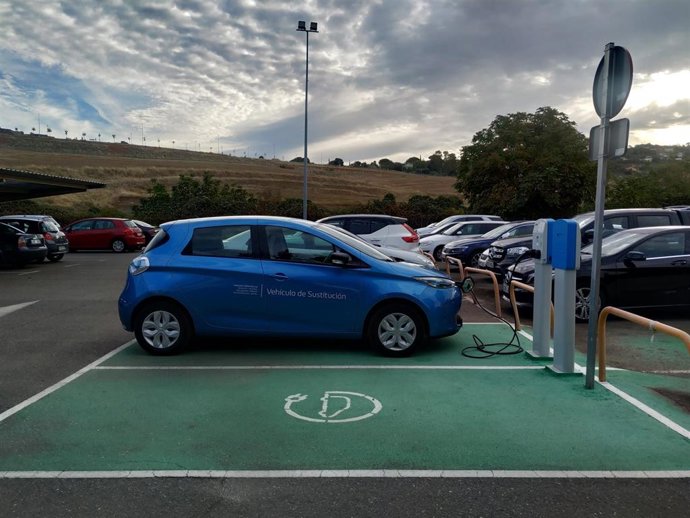 Un coche eléctrico carga su batería en la electrolinera del complejo cultural San Francisco de Cáceres