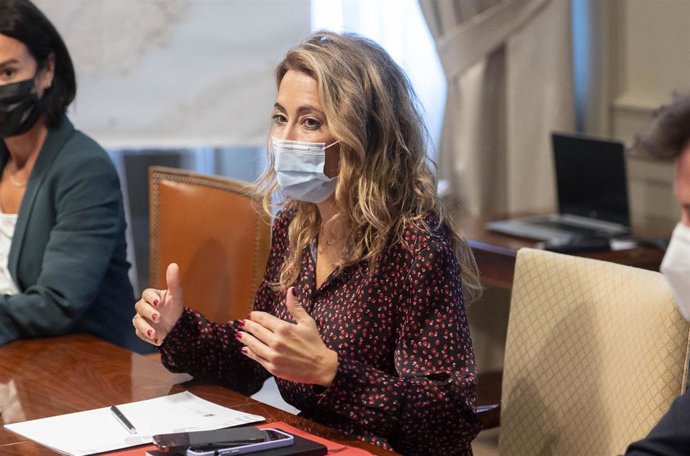 La ministra de Transportes, Movilidad y Agenda Urbana, Raquel Sánchez, durante una reunión con el presidente de Cantabria, en la sede del Ministerio, a 1 de octubre de 2021, en Madrid (España). El motivo de la reunión es hacer un seguimiento de los comp