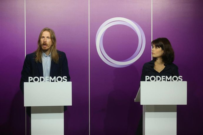 Los portavoces de Podemos Isa Serra y Pablo Fernández intervienen en una rueda de prensa en la sede de Podemos, a 20 de septiembre de 2021, en Madrid, (España). Durante la comparecencia han opinado sobre la reciente manifestación en el barrio madrileño 