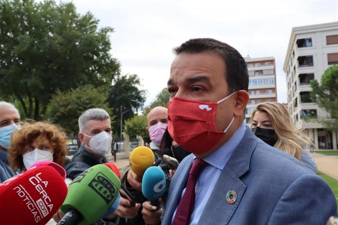 El consejero de Agricultura, Agua y Desarrollo Rural, Francisco Martínez, atiende a los medios antes de la Mesa del Agua.