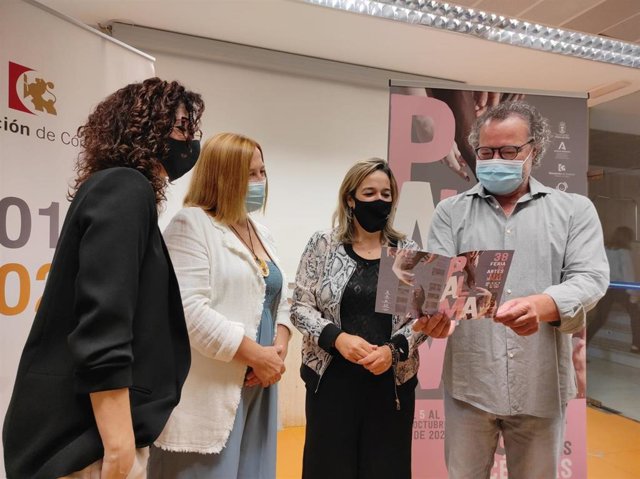 La delegada de Cultura de la Diputación de Córdoba, Salud Navajas (segunda por la dcha.), en la presentación de la Feria de Artes Escénicas de Andalucía de Palma del Río.