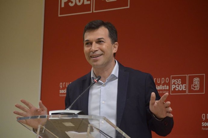 El secretario xeral del PSdeG, Gonzalo Caballero, en rueda de prensa en el Parlamento de Galicia