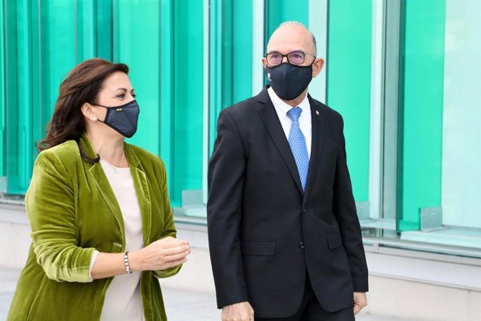 La presidenta del Gobierno, Concha Andrey, y el rector de la UR, Juan Carlos Ayala