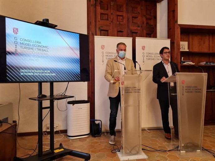 El conseller de Modelo Económico, Turismo y Trabajo, Iago Negueruela, durante la rueda de prensa.