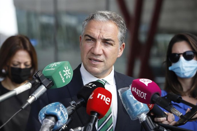 El consejero de la Presidencia, Administración Pública e Interior, Elías Bendodo, atiende a los medios después de un acto  