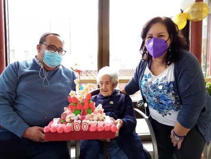 El alcalde de Gómara (Soria), Juan Carlos Gonzalo Hernández, y la diputada de Servicios Sociales, Eva Muñoz, junto a Margarita Blasco.