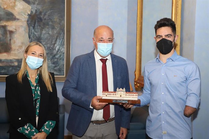 El presidente de la Diputación de Córdoba, Antonio Ruiz (centro), junto al medallista paralímpico Alfonso Cabello.