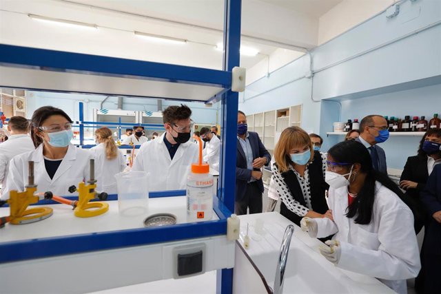 La ministra de Educación y Formación Profesional, Pilar Alegría, conversa con una estudiante durante su visita al Centro Público Integrado de Formación Profesional (CPIFP) 'Corona de Aragón' de Zaragoza.