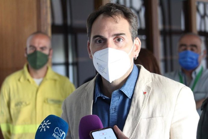 El coordinador general de IU Andalucía y portavoz de Unidas Podemos por Andalucía, Toni Valero, atiende a los medios.