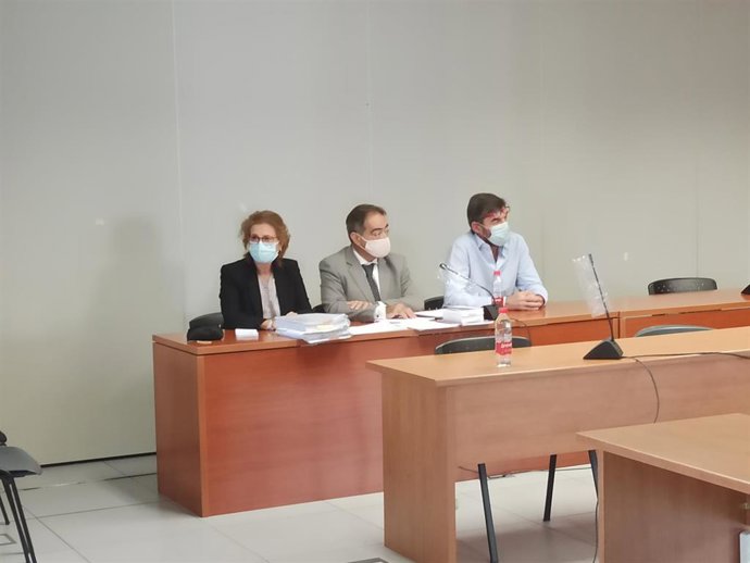 Espinosa (a la dcha) junto a sus letrados durante el juicio en Valncia