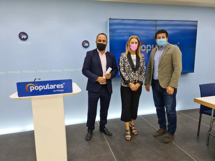 Los diputados nacionales por el PP de Málaga Carolina España y Mario Cortés, y el coordinador provincial de Gestión del Territorio, Francisco Oblaré, en rueda de prensa