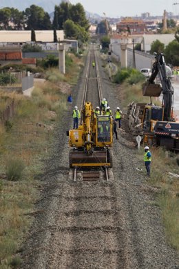 Varios operarios usan una grúa durante los primeros trabajos de la conexión Murcia-Almería en tren de alta velocidad (LAV), a 4 de octubre de 2021, en Alcantarilla, Murcia, (España)