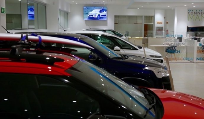 Archivo - Concesionario de coches