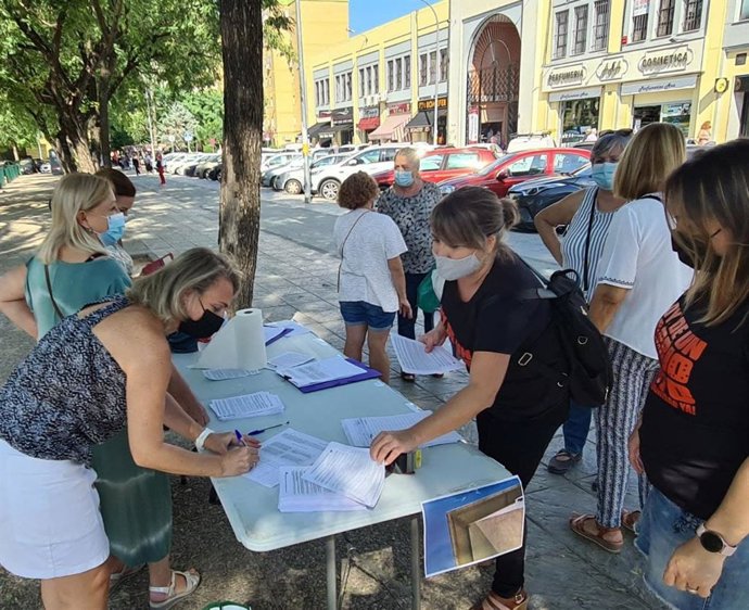 Recogida de firmas en la campaña para la retirada del amianto de los centros escolares