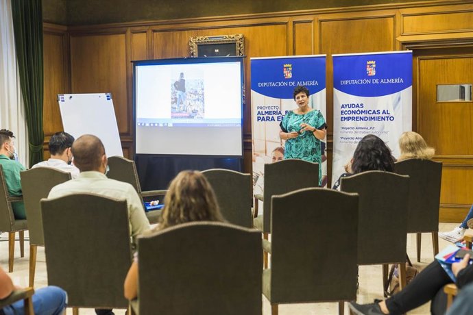 La diutada de Empleo, Promoción Económica, Iniciativas Europeas, Comercio y Empresa, Carmen Navarro, participa en la presentación de la formación