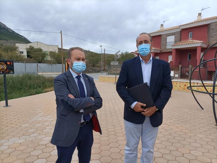 El delegado territorial de Regeneración, Justicia y Administración Local de la Junta en Granada, Enrique Barchino, se reúne con el alcalde de Puebla de Don Fadrique, Mariano García, en esta localidad para informarle de la concesión de subvenciones.