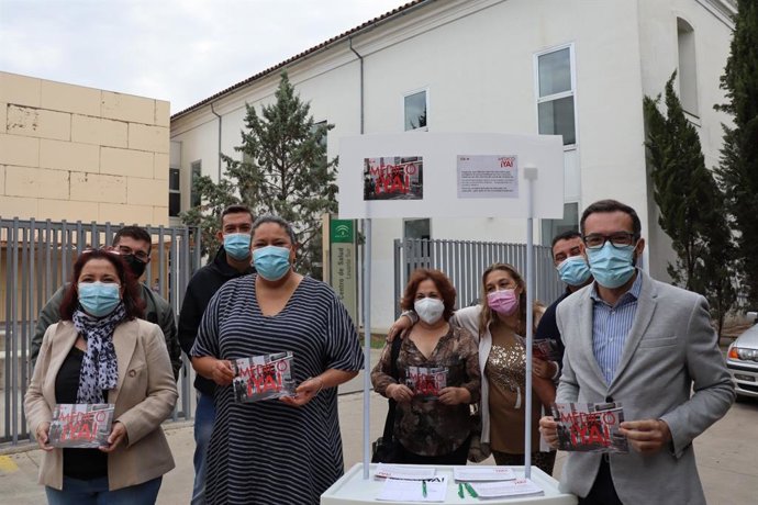 Amo (2 izda.) y Romero (dcha.) ante el Centro de Salud Levante Sur, con otros cargos y militantes del PSOE de Córdoba.