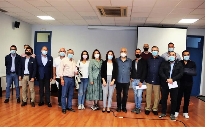 El acto de presentación de las nuevas líneas de ayuda se ha celebrado ese lunes, ante los empresarios, en la Procesadora de Alcalá de Guadaíra.