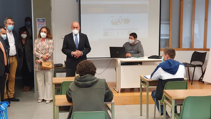 El consejero de Agricultura, Ganadería y Desarrollo Rural, Jesús Julio Carnero, durante su visita al Centro de Almázcara.