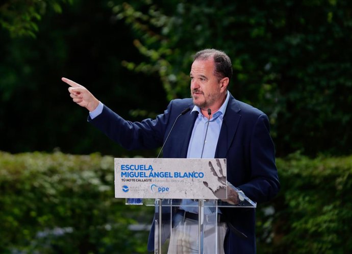 Archivo - El presidente del PP vasco, Carlos Iturgaiz, durante la clausura de la Escuela de Verano Miguel Ángel Blanco