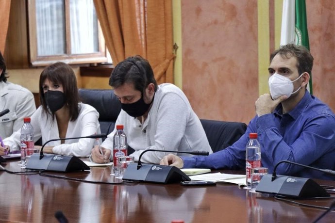 Reunión de Unidas Podemos por Andalucía con el comité de empresa del Infoca, este lunes en el Parlamento.