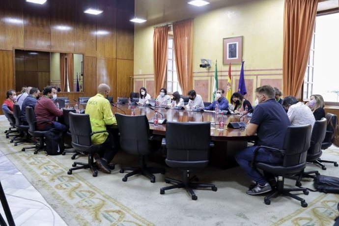Imagen de la reunión mantenida este lunes de Unidas Podemos con bomberos forestales eventuales.