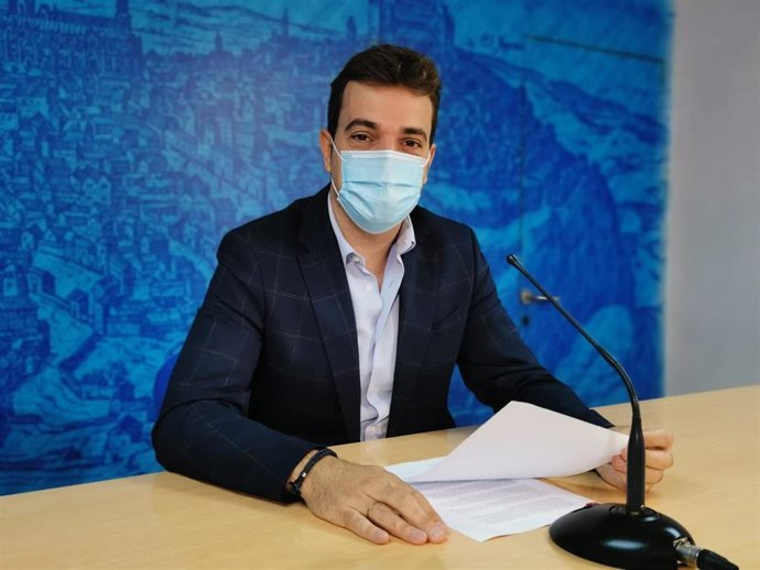 El edil de Juventud en el Ayuntamiento de Toledo, Pablo García, en rueda de prensa.