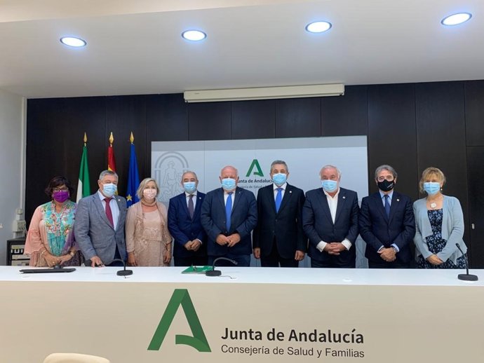 El consejero de Salud y Familias de la Junta de Andalucía, Jesús Aguirre, en una reunión con el Consejo Andaluz de Enfermería.