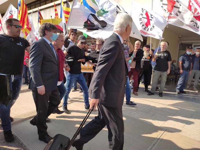 El expresidente de la Generalitat Carles Puigdemont entra en el Tribunal de Apelación de Sassari (Italia) para declarar