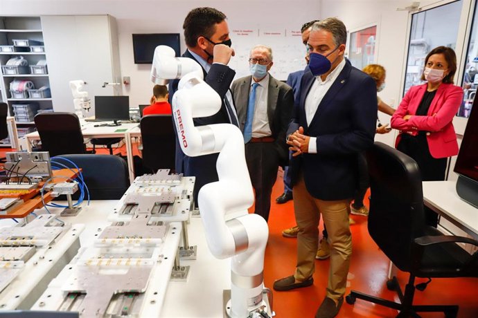 El consejero de la Presidencia, Administración Pública e Interior, Elías Bendodo, visita Premo, empresa del sector tecnológico a 04 de octubre 2021 en Málaga, Andalucía.