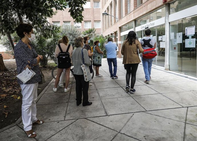 Un grupo de personas a las puertas de los centros de salud valencianos durante el primer día en el que cuentan con el 100% de la presencialidad 