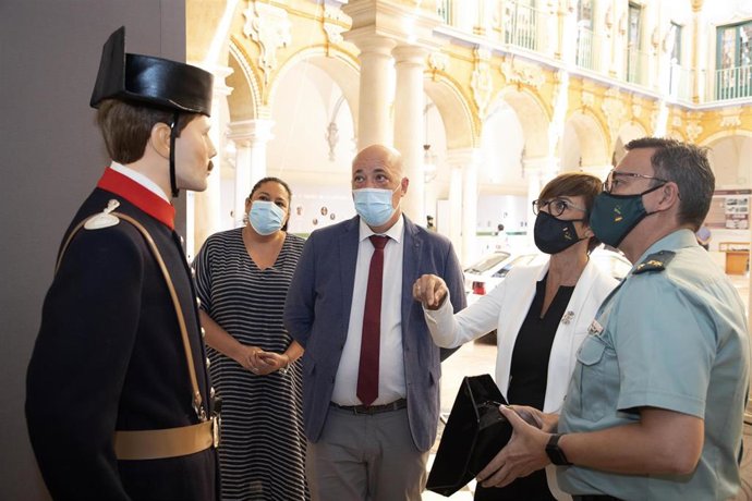 El presidente de la Diputación de Córdoba, Antonio Ruiz, y la directora general de la Guardia Civil, María Gámez,visitan la exposición dedicada a la Benemérita.