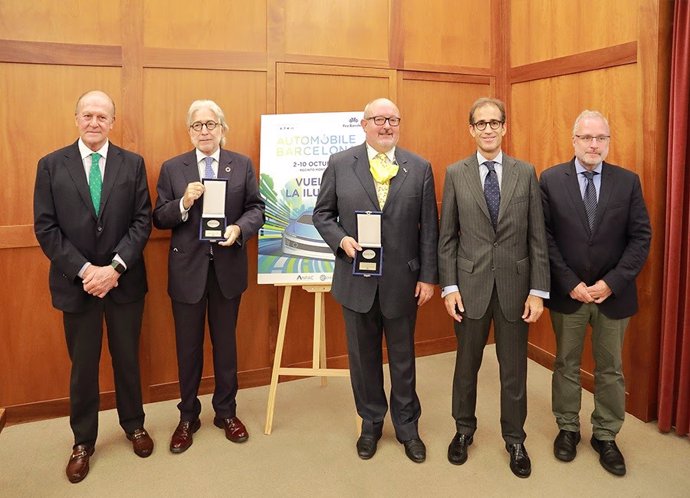 Sánchez Llibre (Foment del Treball) y Capdevila reciben la medalla de honor del Automobile