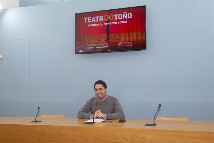 El diputado y vicepresidente de la Fundación Provincial de Cultura de Cádiz, Antonio González Mellado, durante la presentación de 'Teatro en otoño'.